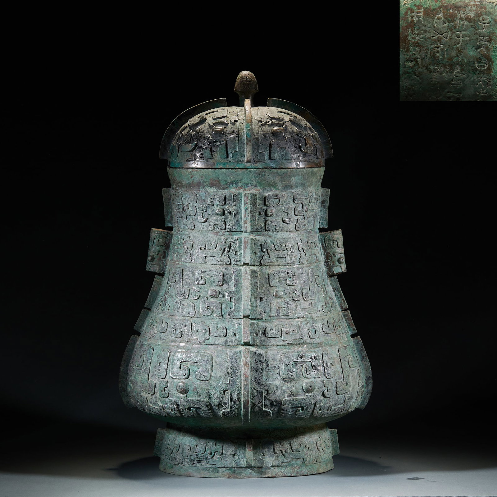 Shang Dynasty Bronze Hu Vessel with Animal Mask Pattern: Shang Dynasty Taotie Pattern Bronze Hu Vessel, Height 67cm, Length 45cm, Width 40cm. A late Shang noble ritual vessel unearthed from core Shang cultural areas (Henan, Shaanxi) for sacrifice and banque