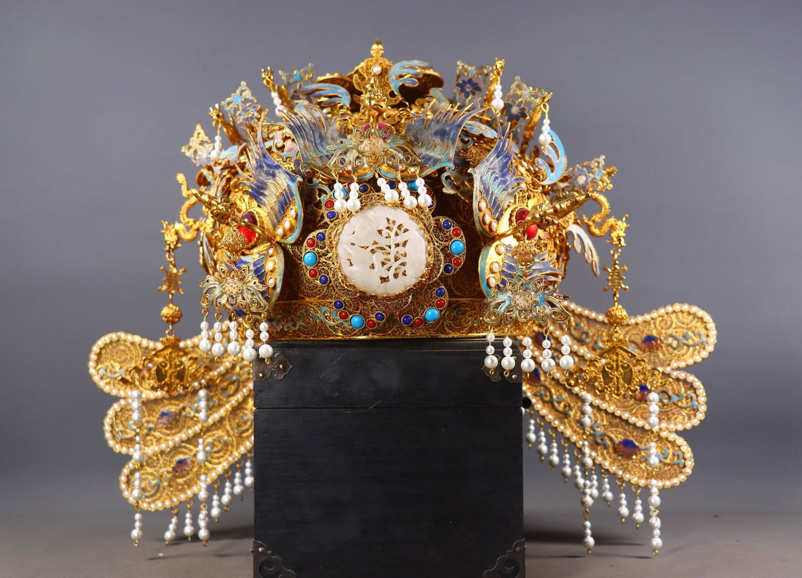 Filigree Gilded Inlaid Hetian Jade Phoenix Crown: Filigree Gilt Inlaid Hetian Jade Phoenix Crown, Height 21cm, Length 46.5cm, Width 28cm, 2630g. A ceremonial crown for Qing imperial concubines or noble ladies imitating Ming phoenix crown style, repre