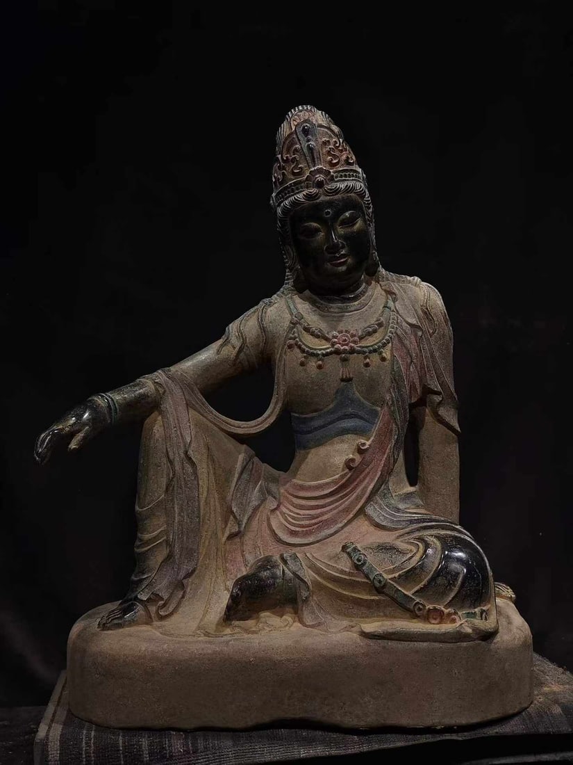 Tang Dynasty Free-Sitting Guanyin: Tang Dynasty Free Guanyin, Height 60cm, Length 45cm, Width 28cm. A Tang Dynasty Buddhist statue unearthed from grottoes or temples in the Central Plains or Guanzhong area, in the style of Water-Moon G