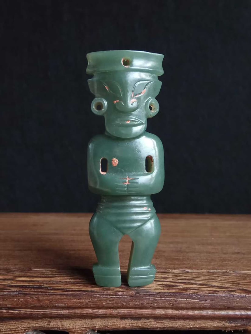 Hetian Jade and Green Jade Human-Shaped Jade Ornament of Shijiahe Culture: Hetian Green Jade Human-Shaped Ornament of Shijiahe Culture, Height 7cm, Length 2.5cm, Width 1.2cm, 35g. A high-ranking noble ornament or burial jade of late Neolithic Shijiahe Culture (middle Yangtze