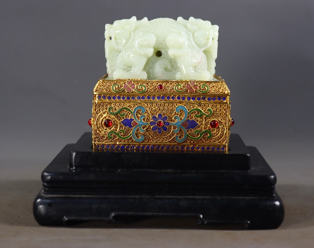 Hetian Jade Gold-Wrapped Inlaid Double-Dragon Seal: Hetian Jade Gold-Wrapped Inlaid Double Dragon Seal, Height 11cm, Length 10.5cm, Width 10.5cm, 2284g. An imperial seal of the Qing Dynasty, symbolizing imperial power and authority used by emperors, em