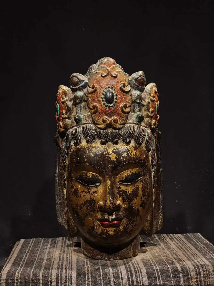 Sui Dynasty Guanyin Head: Sui Dynasty Guanyin Head, Height 48cm, Length 30cm, Width 28cm. A Sui Dynasty Buddhist statue, the head remains of a Guanyin Bodhisattva statue unearthed from grottoes or temples in the Central Plains