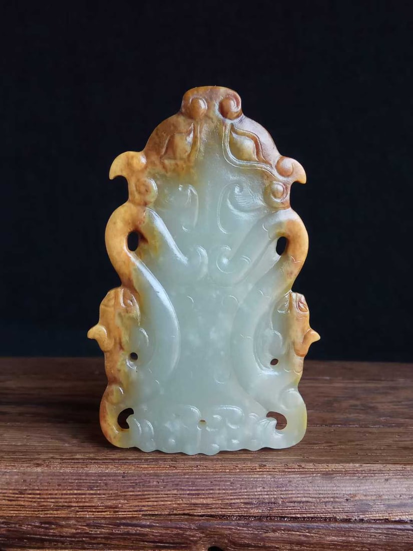 Hetian Jade Seed Material Pendant with Double Dragon and Divine Beast Mask Patterns: Hotan Jade Seed Material Pendant with Double Dragons and Divine Beast Mask, thickness 0.5cm, length 6.8cm, width 4.5cm, weight 24g. Ancient noble ritual pendant from Shang-Zhou to Han dynasties,