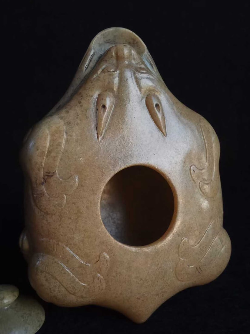 Hetian Jade Beast-Shaped Water Dropper, Water-Absorbing Beast: Hotan Jade Water Dropper Shaped as a Water-Absorbing Beast, height 5.2cm, length 9.9cm, width 7.3cm, weight 192g. Practical study utensil from literati studies of the Tang, Song to Ming dynasties, use