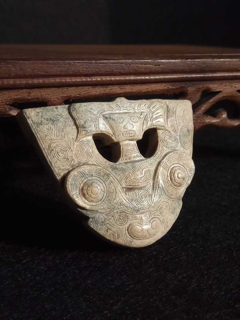 Hetian Green Jade Pendant with Divine Man and Beast Mask Pattern of Liangzhu Culture: Liangzhu Culture Hotan Green Jade Pendant with Deity-Beast Mask Pattern, thickness 1.2cm, length 6.6cm, width 5.1cm, weight 55g. High-ranking noble pendant of Liangzhu culture (c. 5300–4300 years ag