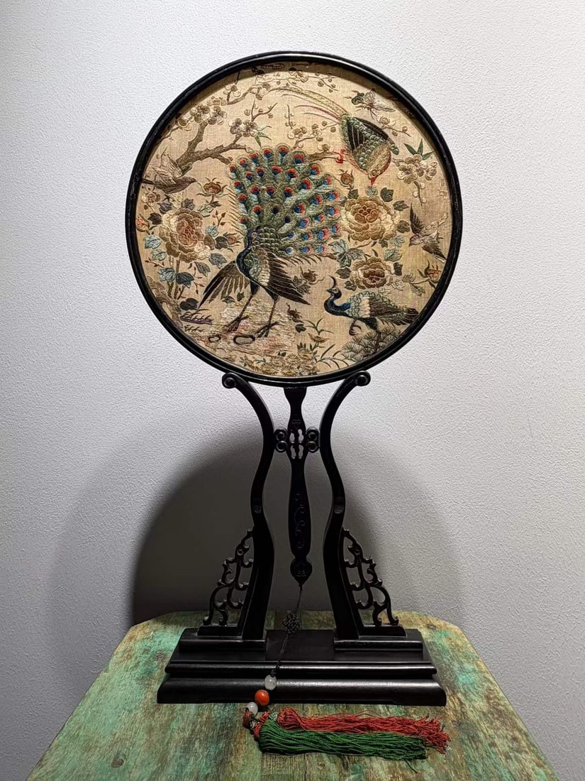 Late Qing Dynasty Cantonese Embroidery Round Fan (Peacock Spreading Tail Brings Prosperity): Late Qing Cantonese Embroidery Round Fan “Peacock Spreading Tail for Prosperity”, height 49cm, diameter 26.5cm. Late Qing folk embroidery from Guangdong, mostly for noble boudoir display or we