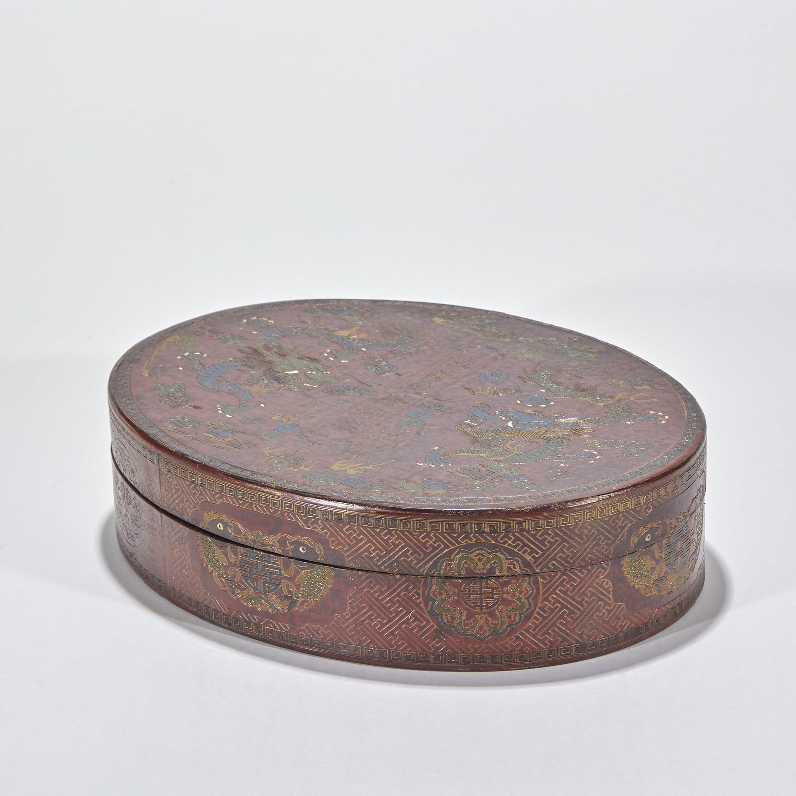 Qing Dynasty Qianlong Imperial Lacquer Lidded Box with Dragon Pattern: Qing Qianlong Imperial Lacquer Lidded Box with Dragon Patterns, height 7cm, length 25.5cm, width 19.5cm, weight 557g. Made by the Qing dynasty Imperial Workshop in the Qianlong period, an imperial stu