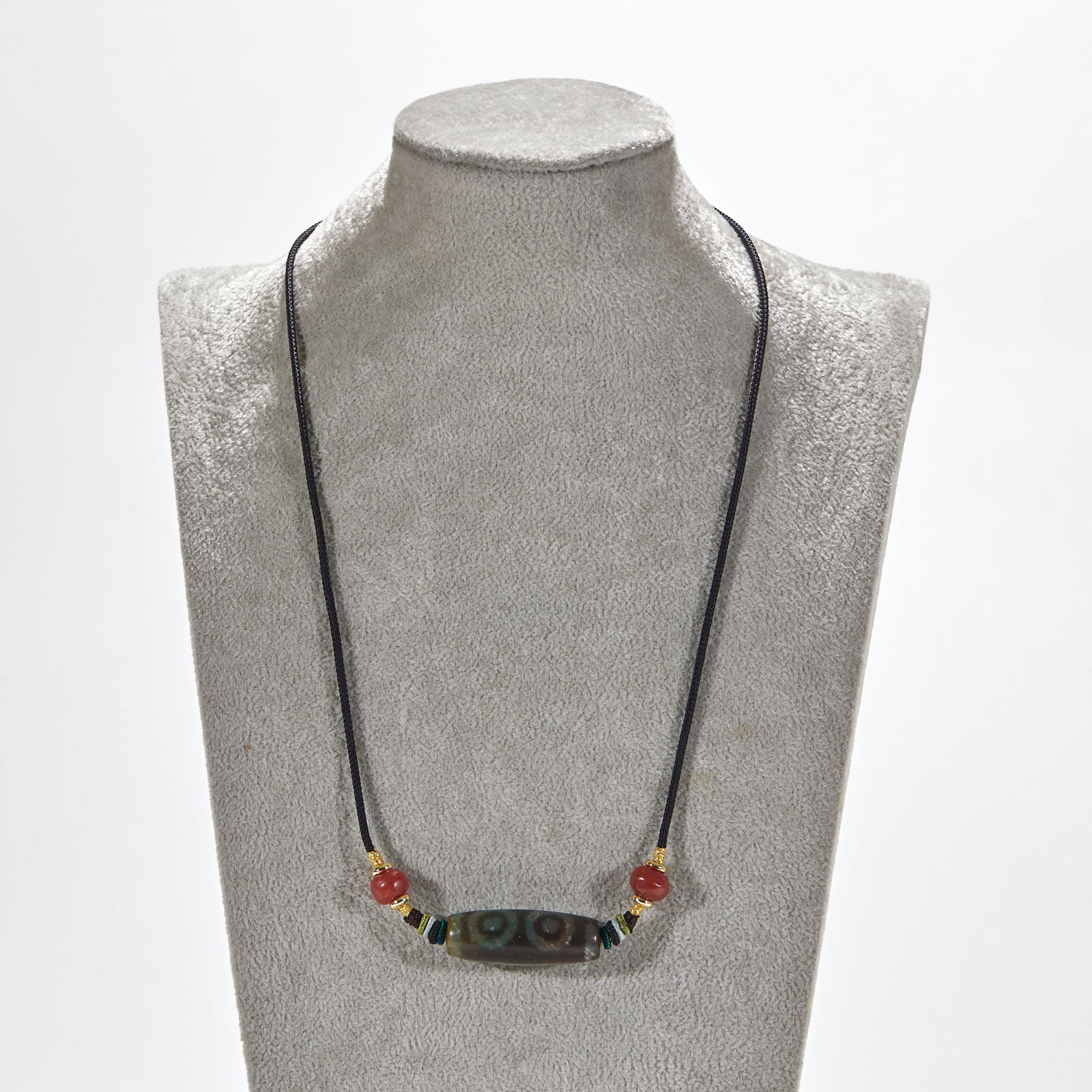 Three-Eyed Dzi Bead Pendant with Agate Beads: Three-Eyed Dzi Bead with Agate Bead Pendant, dzi bead length 3.8cm, width 1.3cm. From the Tibetan Buddhist cultural circle (Tibet, Himalayan region), an ancient dzi bead ornament mostly worn by nobles