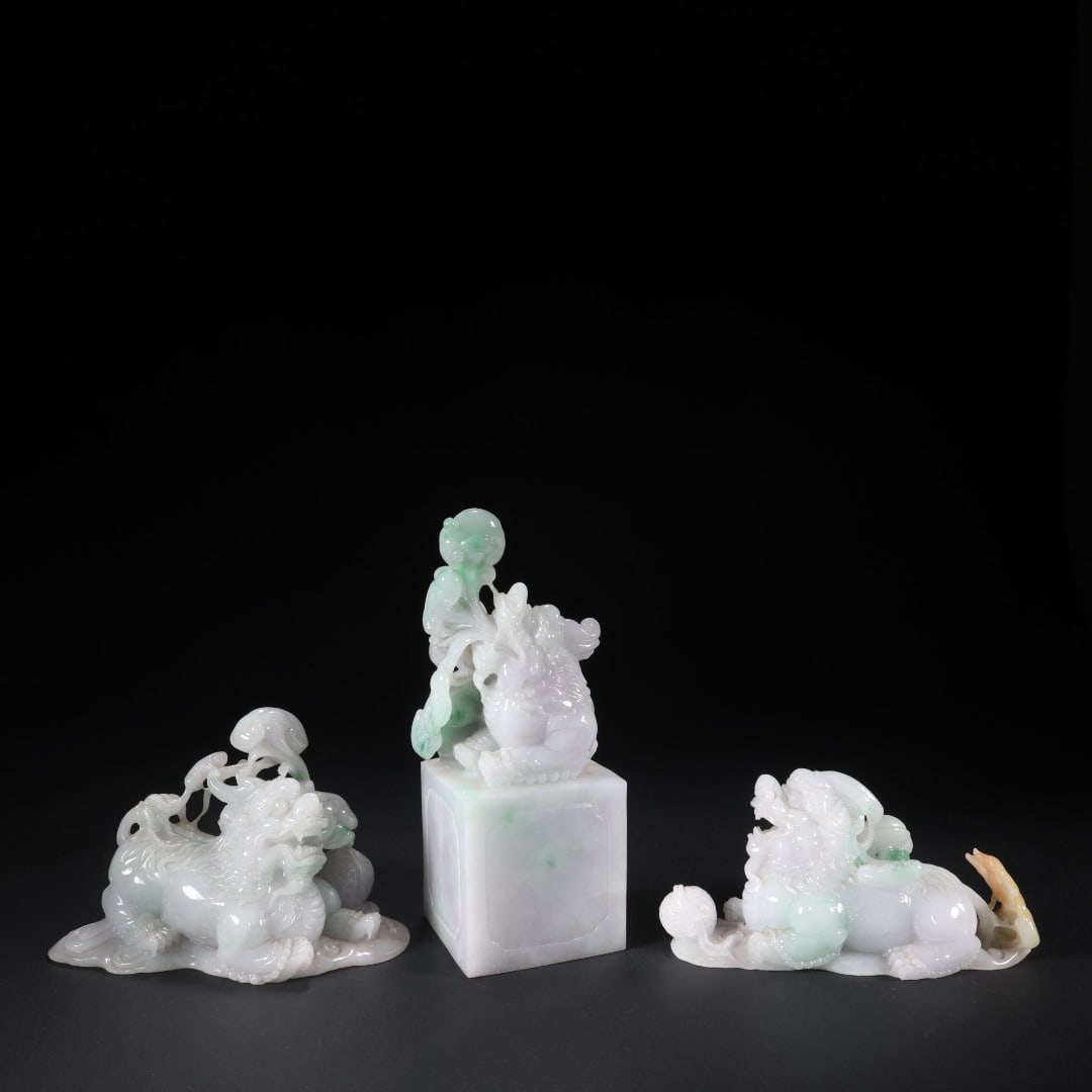 Three-Piece Set of Jadeite Double Lion Seals: Jadeite Double Lion Seal Three-Piece Set, height 16.6cm, length 7cm, width 6cm, weight 2142g. A study artifact of the Qing Dynasty or the Republic of China period, a combination of jadeite carved