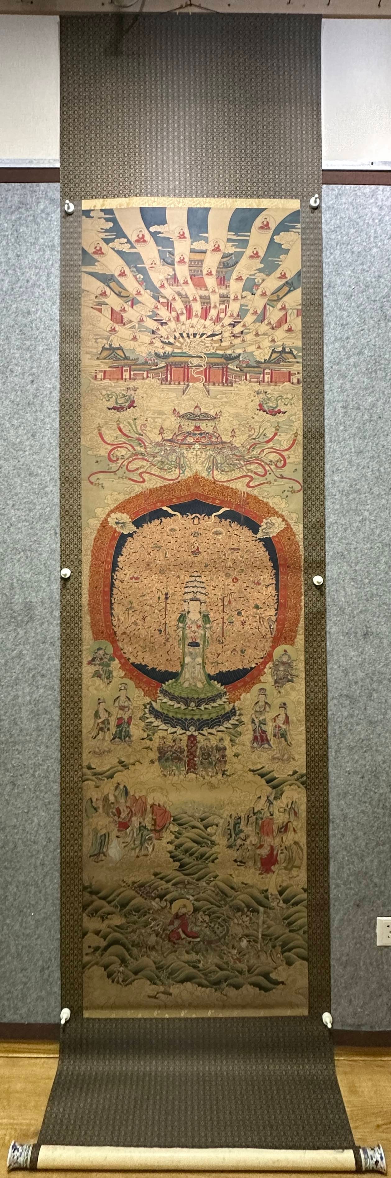 Late Qing to Republic of China Period Cantonese Embroidery Table Screen Inlaid with Shells, Peacock: Late Qing to Republic of China Mother-of-Pearl Inlaid Cantonese Embroidery Table Screen Peacock Spreading Wealth , height 63cm, embroidery core 43×33cm. A decorative work of the Guangdong area
