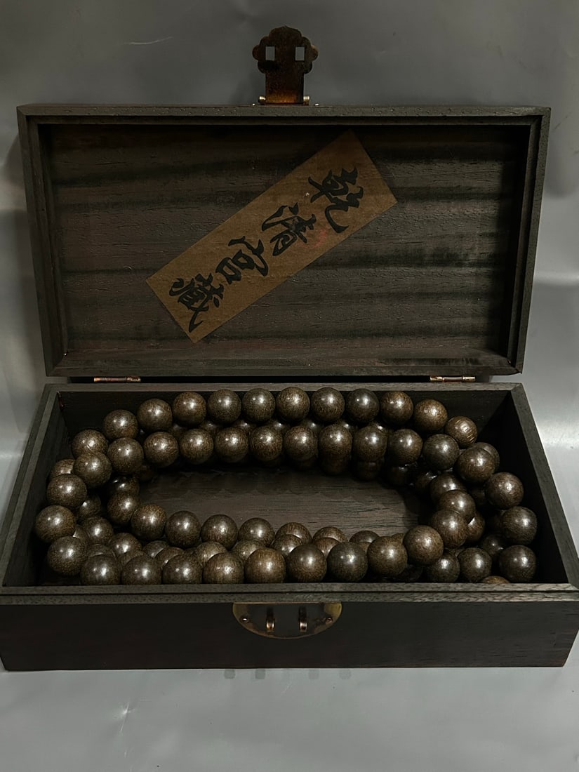 Agarwood Prayer Beads (108 Beads): Agarwood Buddhist Prayer Beads (108 beads), single bead diameter 2cm, weight 500g. Formerly collected by the Qing court, used as Buddhist prayer beads by the royal family in the Qianlong reign, stored