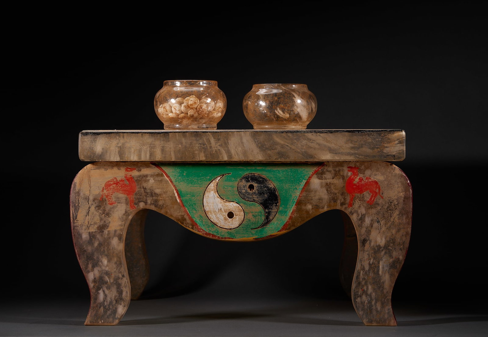 Crystal Chess Table: Crystal Chess Table, height 28.5cm, diameter 47cm. A noble study or ritual vessel from the Han to Wei-Jin dynasties, a chess set carved from natural crystal, a high-grade ritual vessel. Made of natura