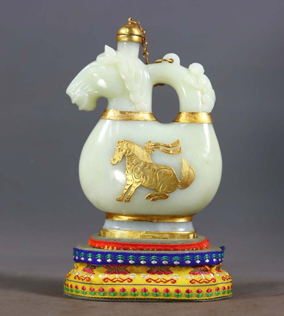Hetian Jade Gold-Wrapped Inlaid Horse Ewer: Hotan Jade Gold-Wrapped Gem-Inlaid Ewer, height 15.5cm, length 10cm, width 5cm, weight 494g.