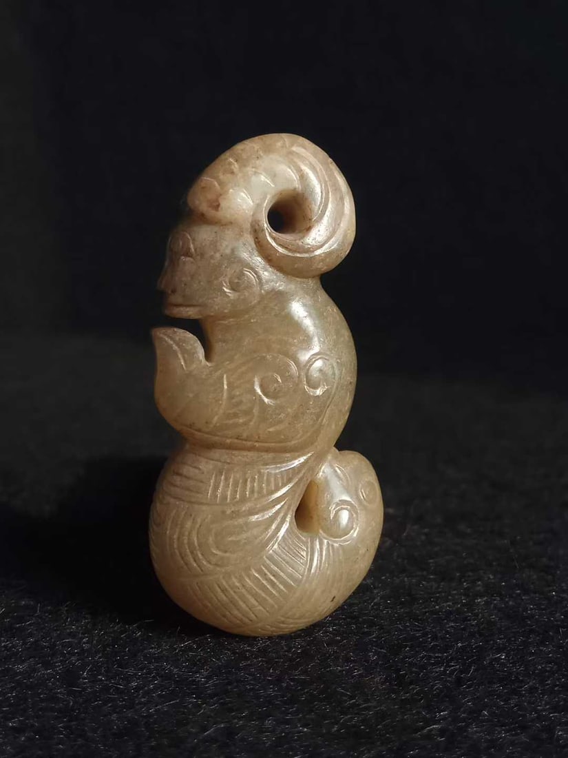 Old Hetian Green Jade Deified Immortal Pendant: Old Hotan Green Jade Deity Transcendence Pendant, thickness 1.5cm, length 4.8cm, width 2.3cm, weight 25g.