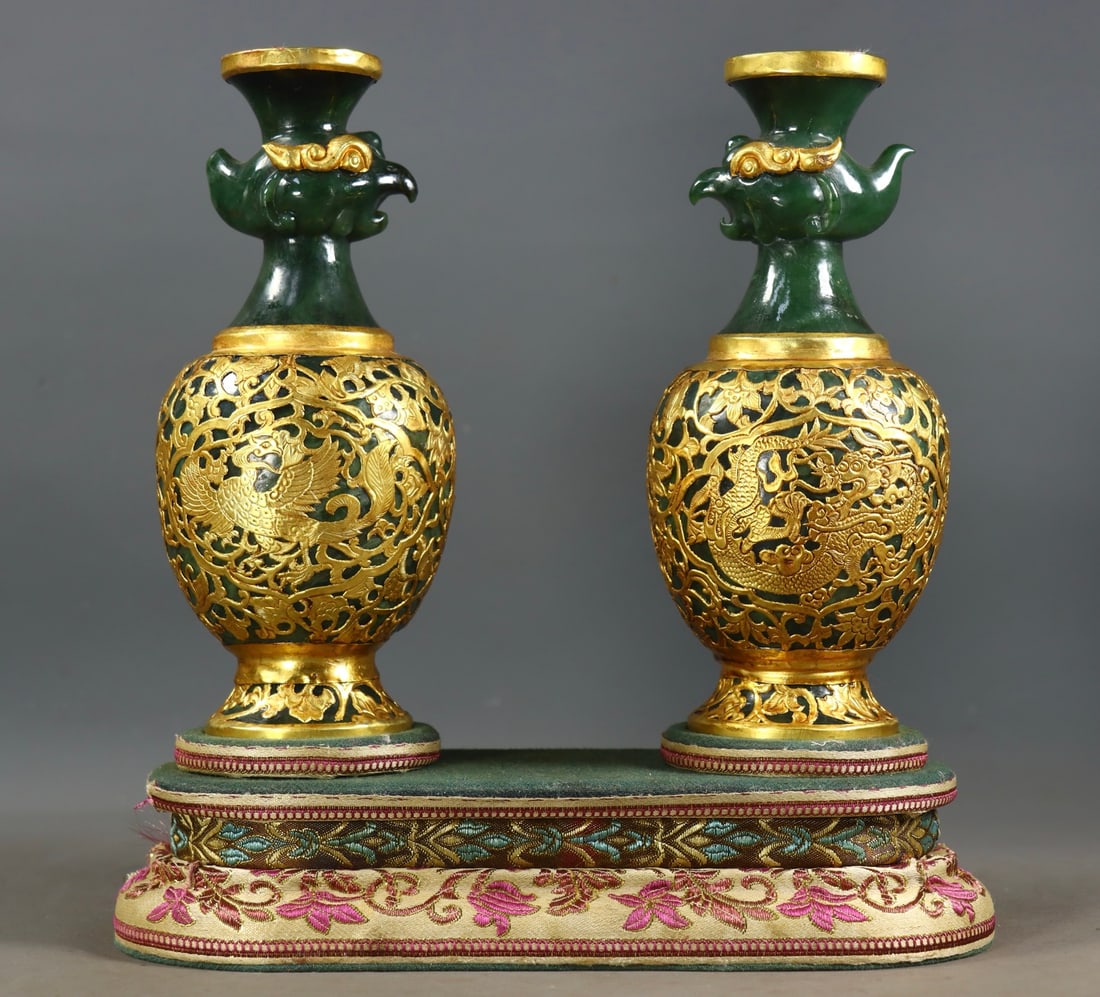 Pair of Hetian Jasper Gold-Wrapped Inlaid Dragon and Phoenix Pots: Hotan Green Jade Gold-Wrapped Dragon and Phoenix Ewer Pair, height 18.5cm, diameter 7cm, weight 1288g.