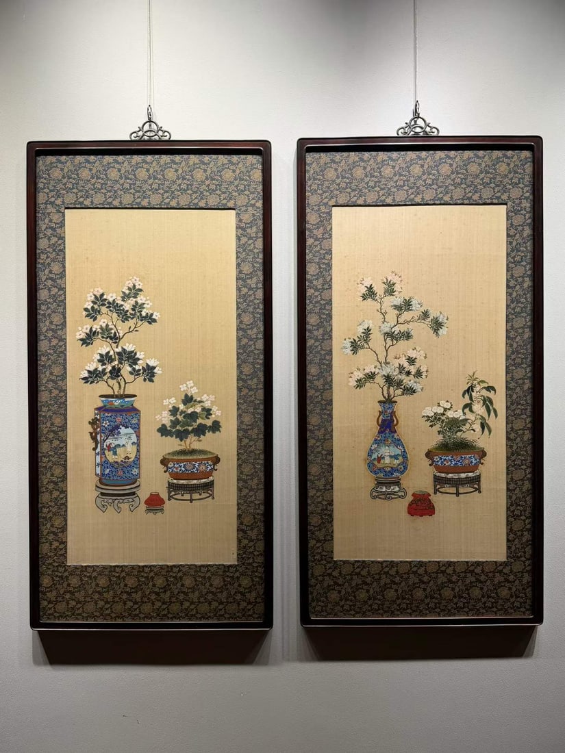 Pair of Late Qing Dynasty Silk Antique Paintings: Late Qing Silk Antique Painting Pair, length 108cm, width 54cm.