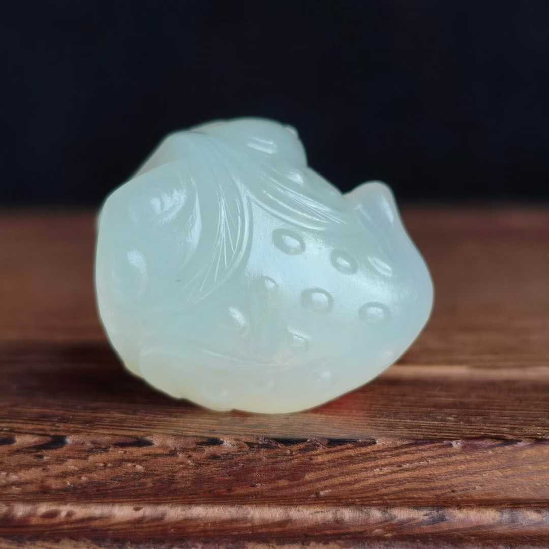 Hetian White Jade Three-Legged Jade Toad: Hotan White Jade Three-Legged Toad, thickness 1.2cm, length 2.6cm, width 2.3cm, weight 10g.
