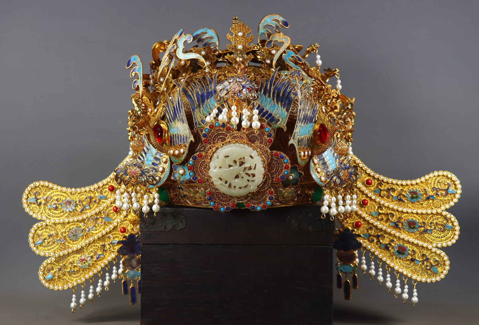 Qing Dynasty • Filigree Gilt Hetian Jade-Inlaid Coronet: Qing Filigree Gilt Inlaid Hetian Jade Coronet, Height 21cm, Length 53cm, Width 23cm, 2860g. Qing Imperial Workshop (empress/concubine headdress, surviving piece). Solid silver/gold body, filigree