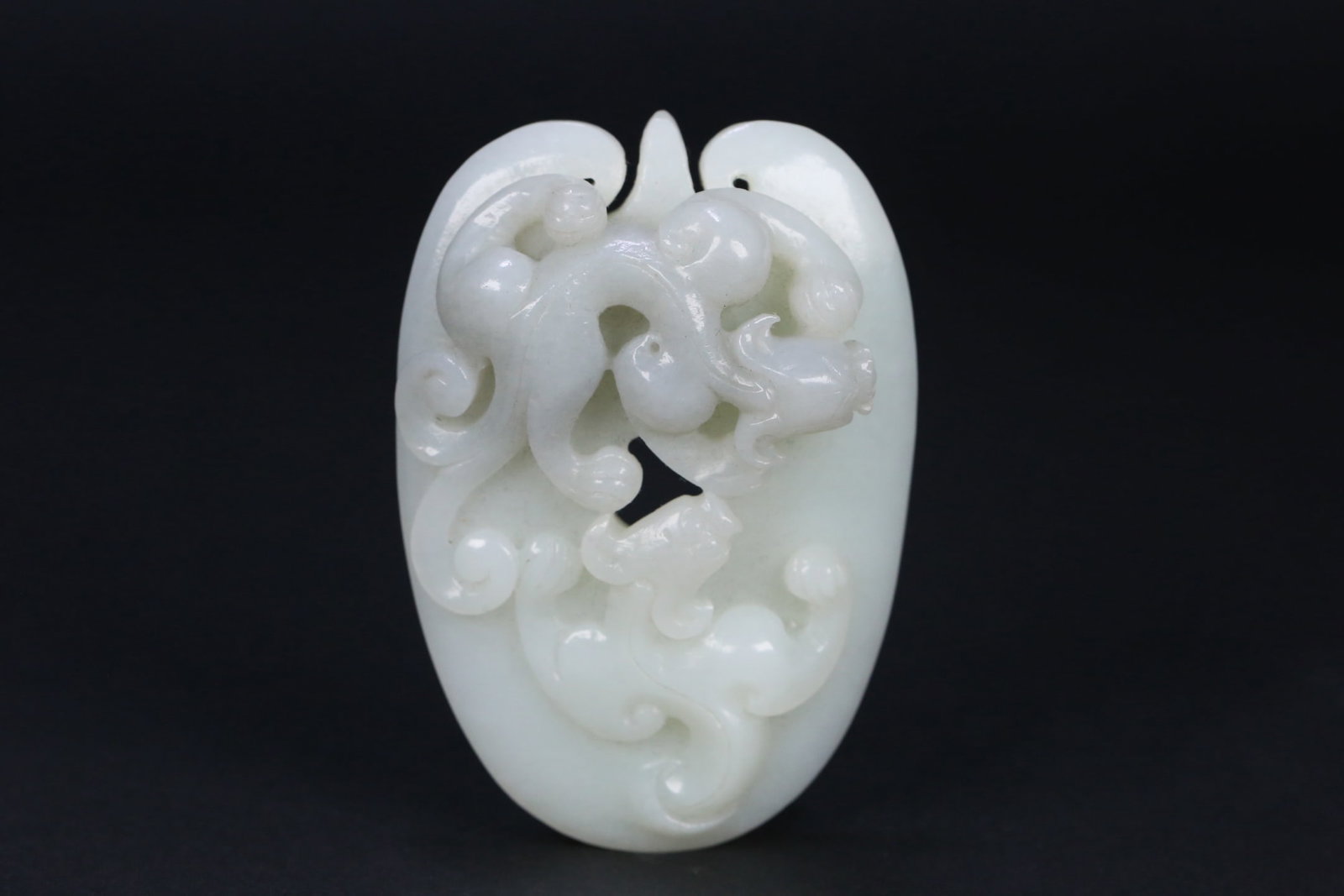 Hetian Jade Heart-Shaped Pendant with Chilong Pattern (1 of 9)