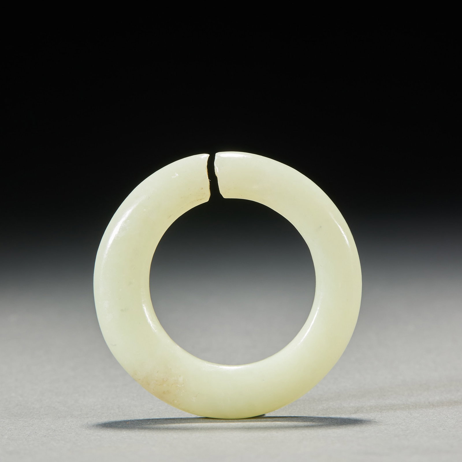 Jade Jue 5: Jade Jue No.5, Height 0.9cm, Diameter 5.7cm, Weight 20g