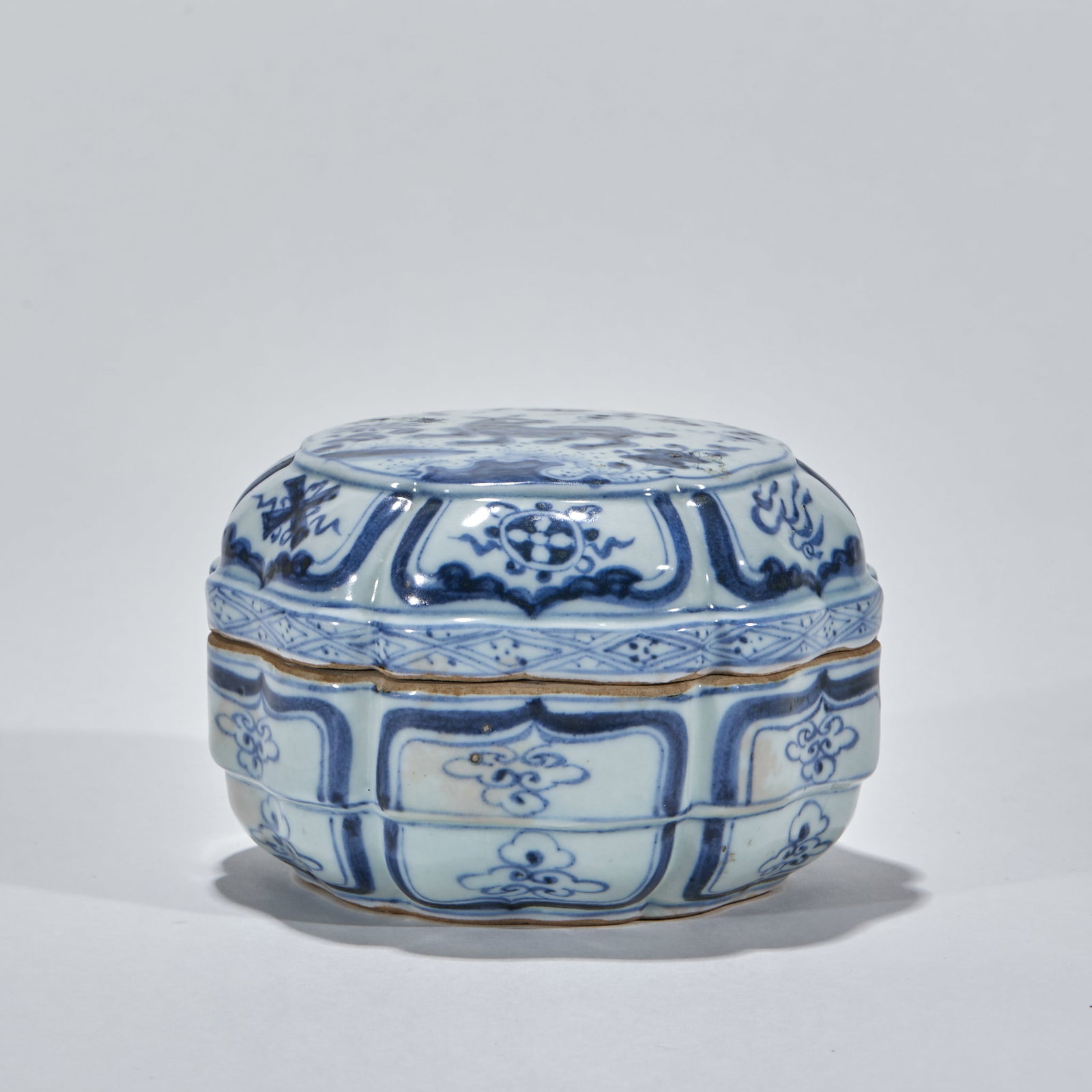 Yuan Dynasty Blue and White Cover Box: Yuan Blue and White Cover Box, H7cm D10cm
