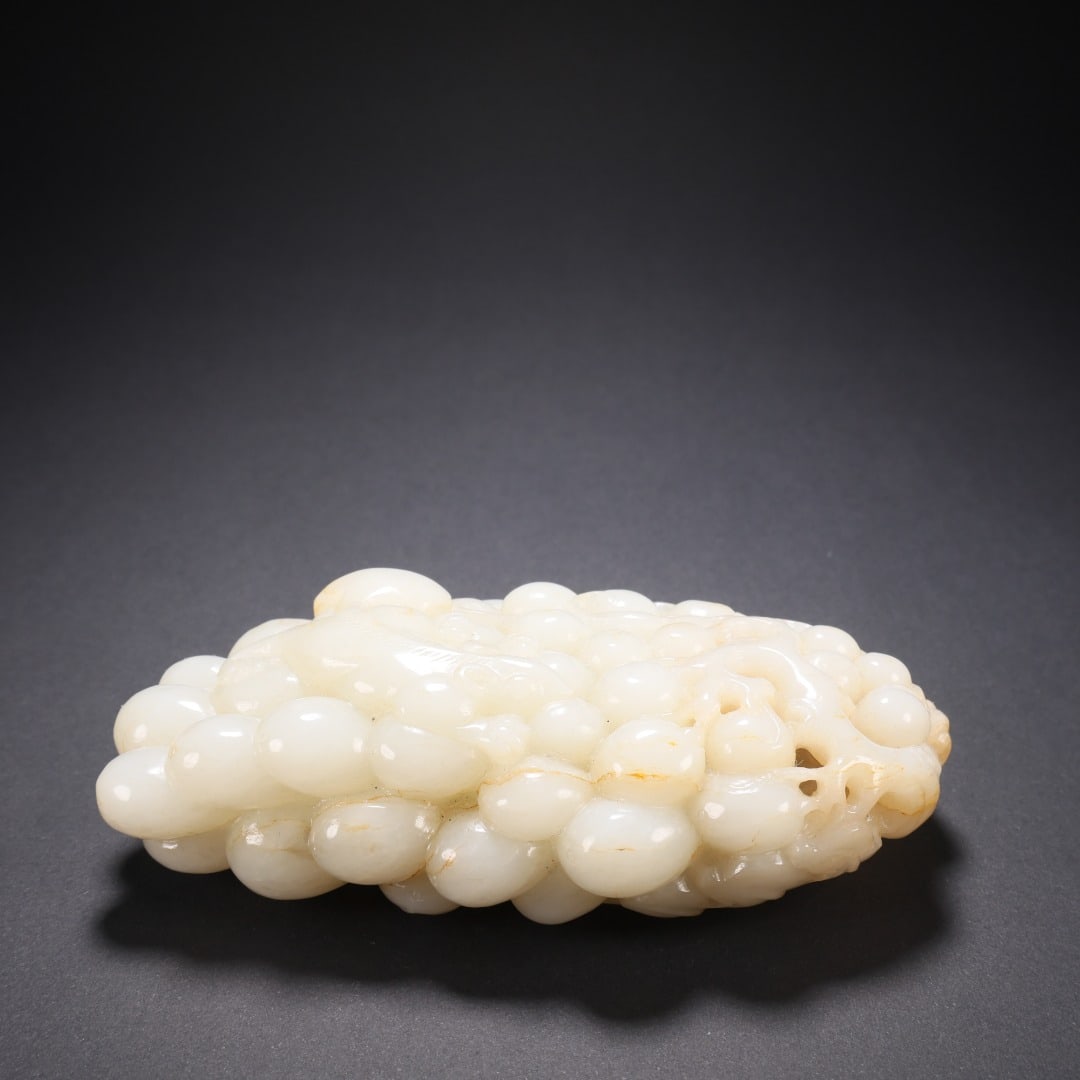 Hetian Jade Grape Hand Ornament: Hetian Jade Grape Hand Piece, Thickness 3.5cm L12cm W6cm, Weight 336g