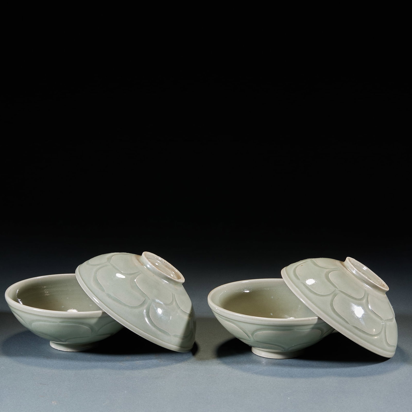 4 Yue Ware Lotus Pattern Bowls: Four Yue Ware Lotus Petal Bowls, H5cm D13.8cm