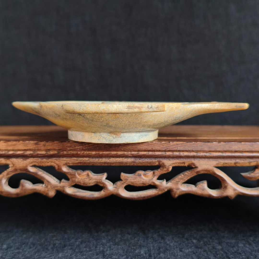 Hetian Jade Fish-shaped Lamp Stand: Hetian Jade Fish-shaped Lamp Stand, Thickness 1.9cm L12cm W9cm, Weight 110g
