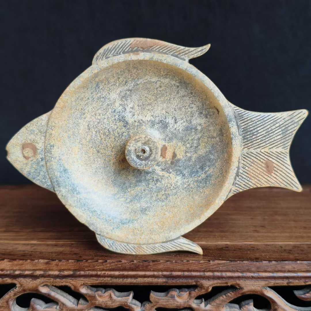 Hetian Jade Fish-shaped Lamp Stand - 3