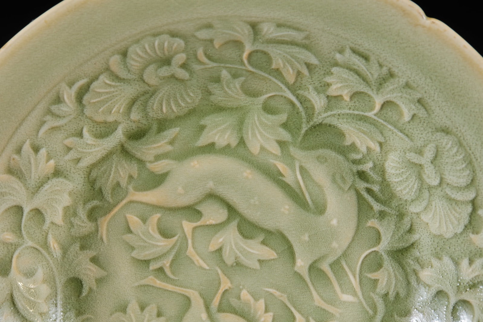 Yue Ware Double Deer Plate with Interlocking Floral Patterns - 2