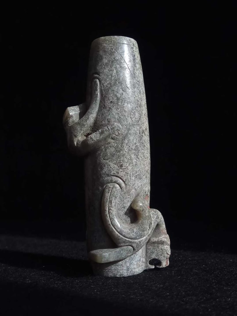 High-relief Flying Dragon Hetian Jade Ornament: High-relief Coiled Dragon Jade Tube, H9.3cm L3.4cm W2.6cm, Weight 136g