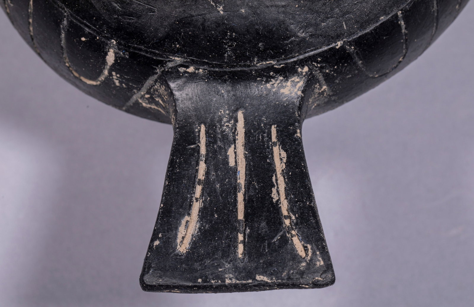 Eagle-head Loop-handle Pottery Vessel - 4