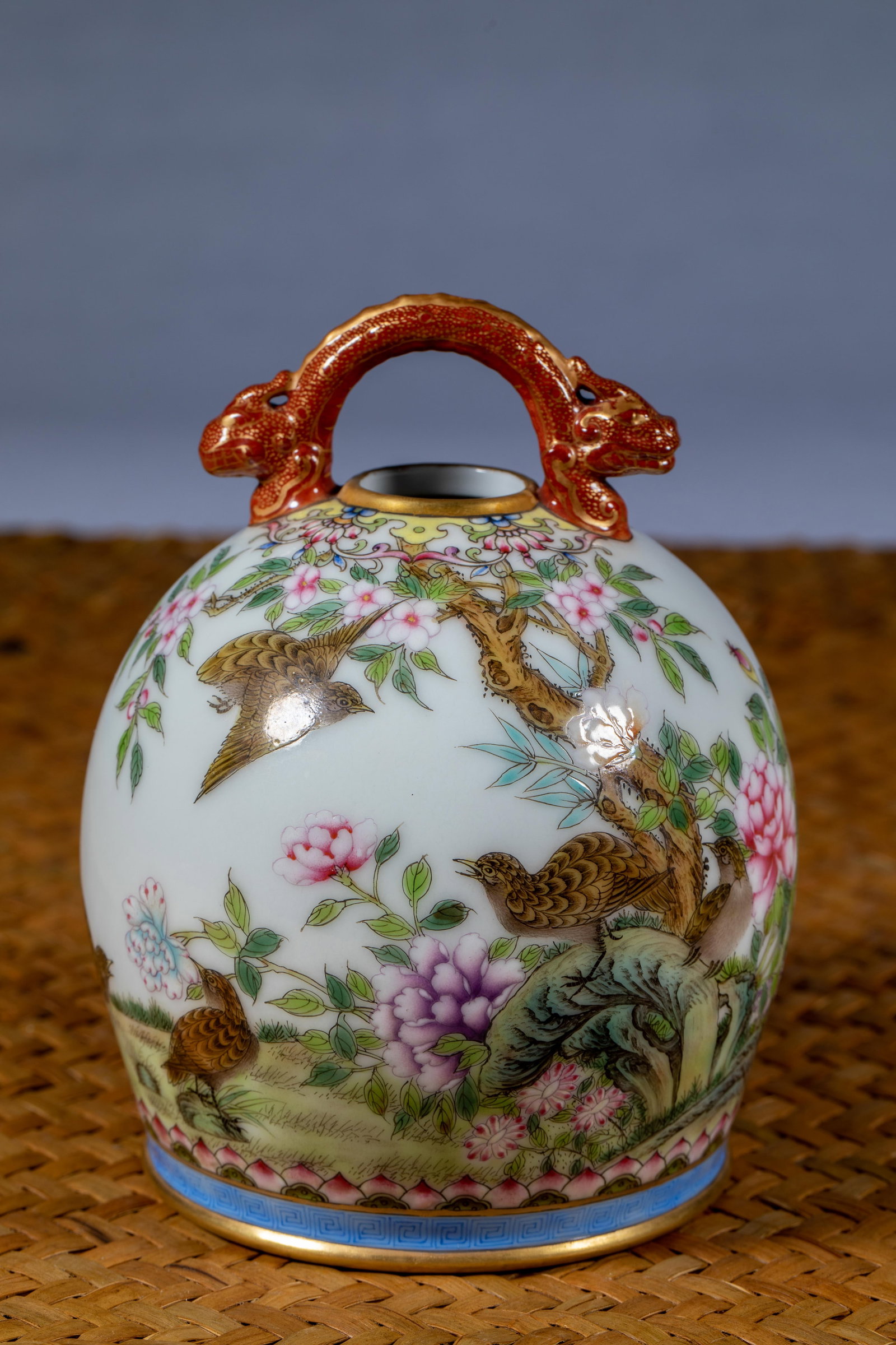 Qianlong Gold-traced Flower and Bird Bell-shaped Vase: Qianlong Gold-traced Floral Bell Vase, H14cm D10.5cm
