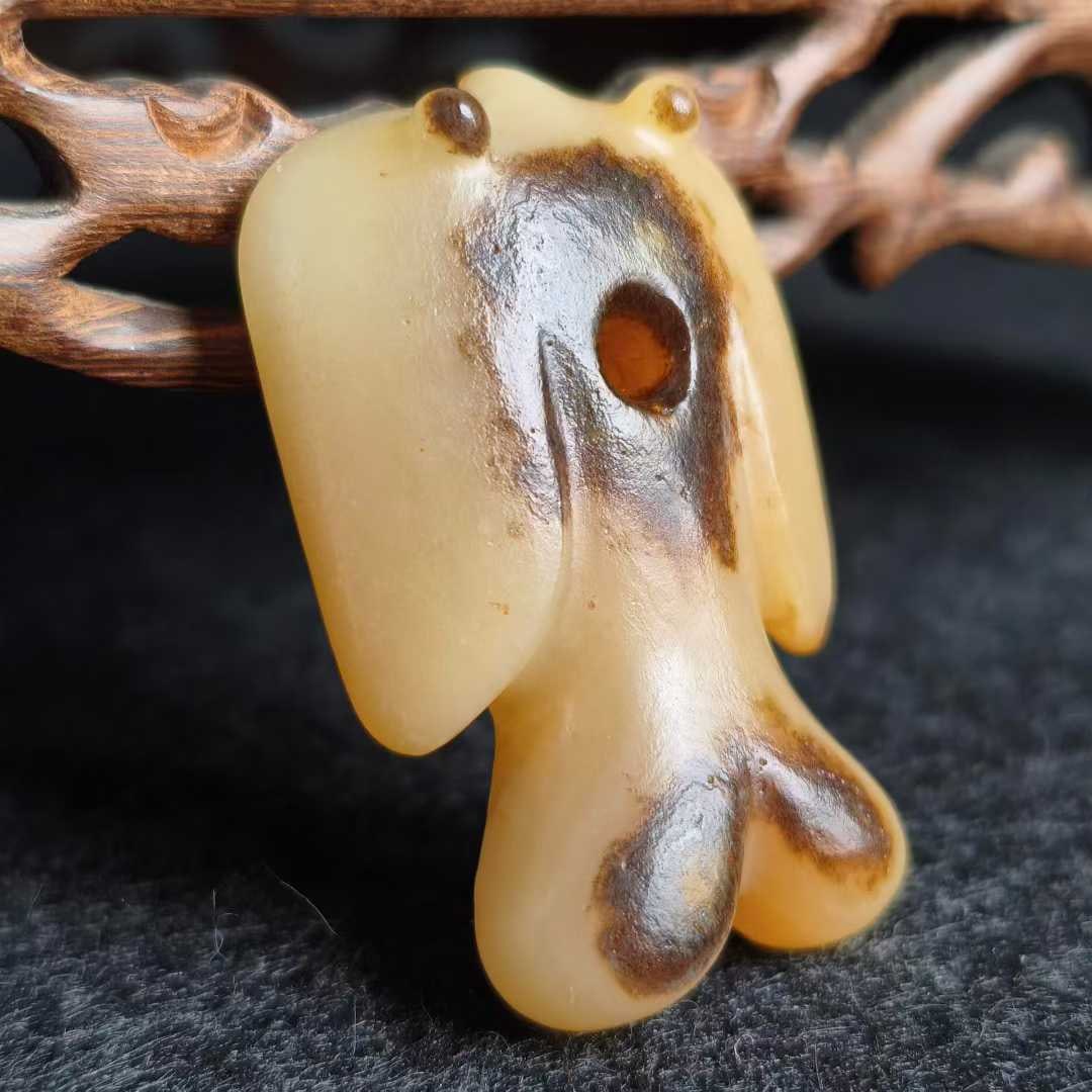 Hongshan Culture Hetian Jade Owl: Hongshan Culture Hetian Jade Owl, Thickness 0.1cm L4.9cm W3.2cm, Weight 29g