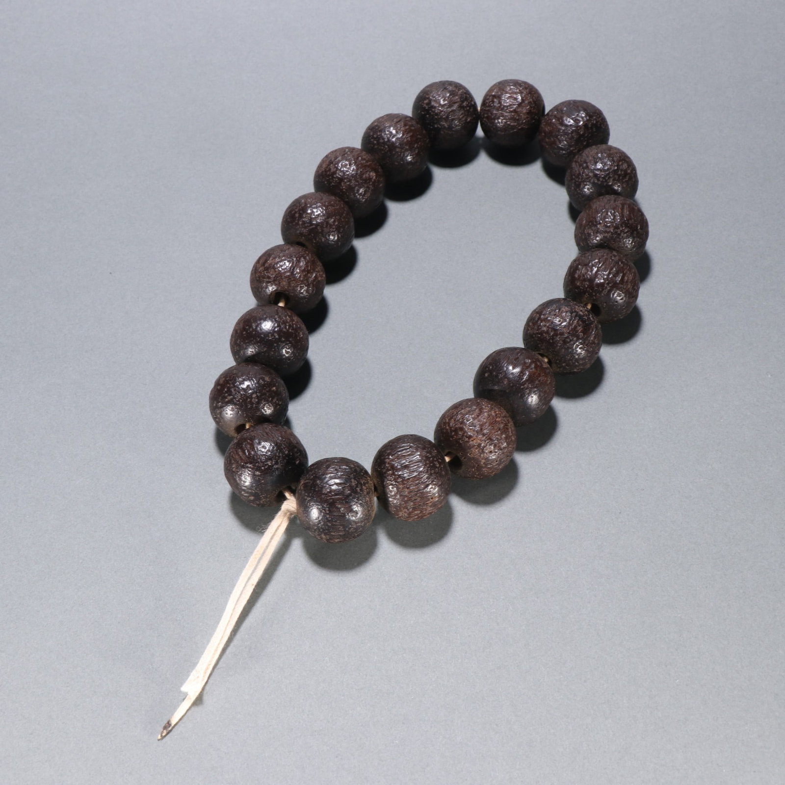 Agarwood Eighteen-Bead Prayer Bracelet: Agarwood 18-bead Prayer Bracelet, Bead D2.6cm, Weight 156.7g