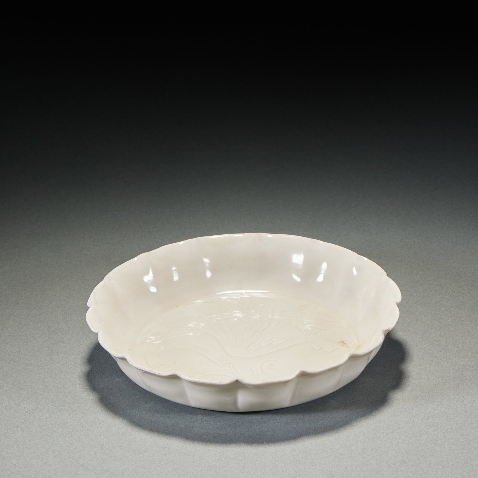 White Glaze Floral Flower-mouth Plate: White-glazed Floral Mouth Plate, H2.5cm D15cm