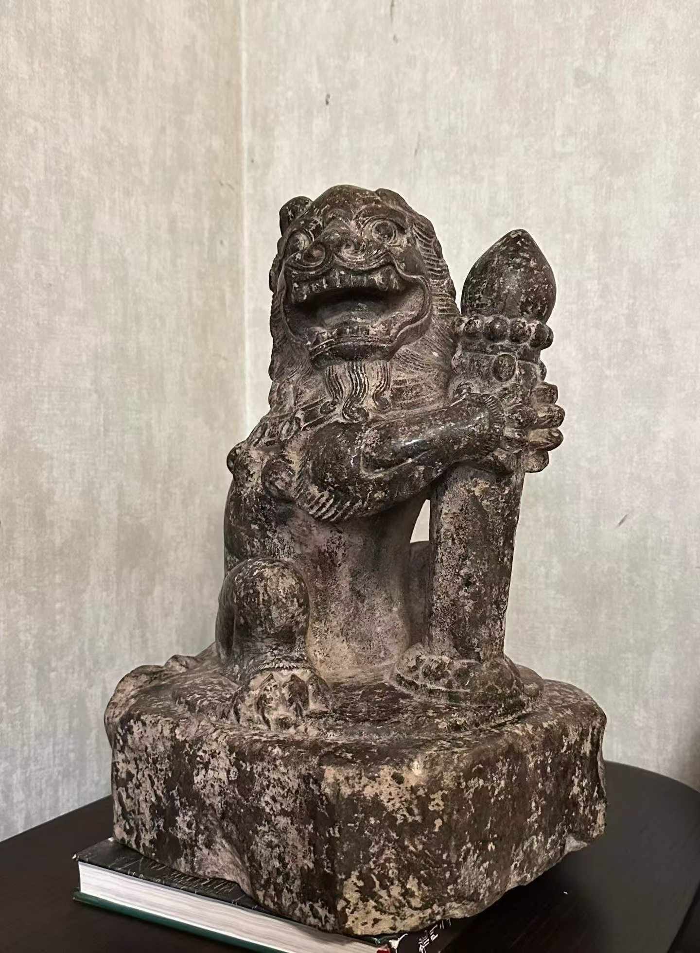 Serpentine Jade Dharma Protector Lion, Tang Dynasty: Serpentine Jade Dharma Protector Lion, Tang DynastyH 41 cm, L 28 cm, W 26 cm