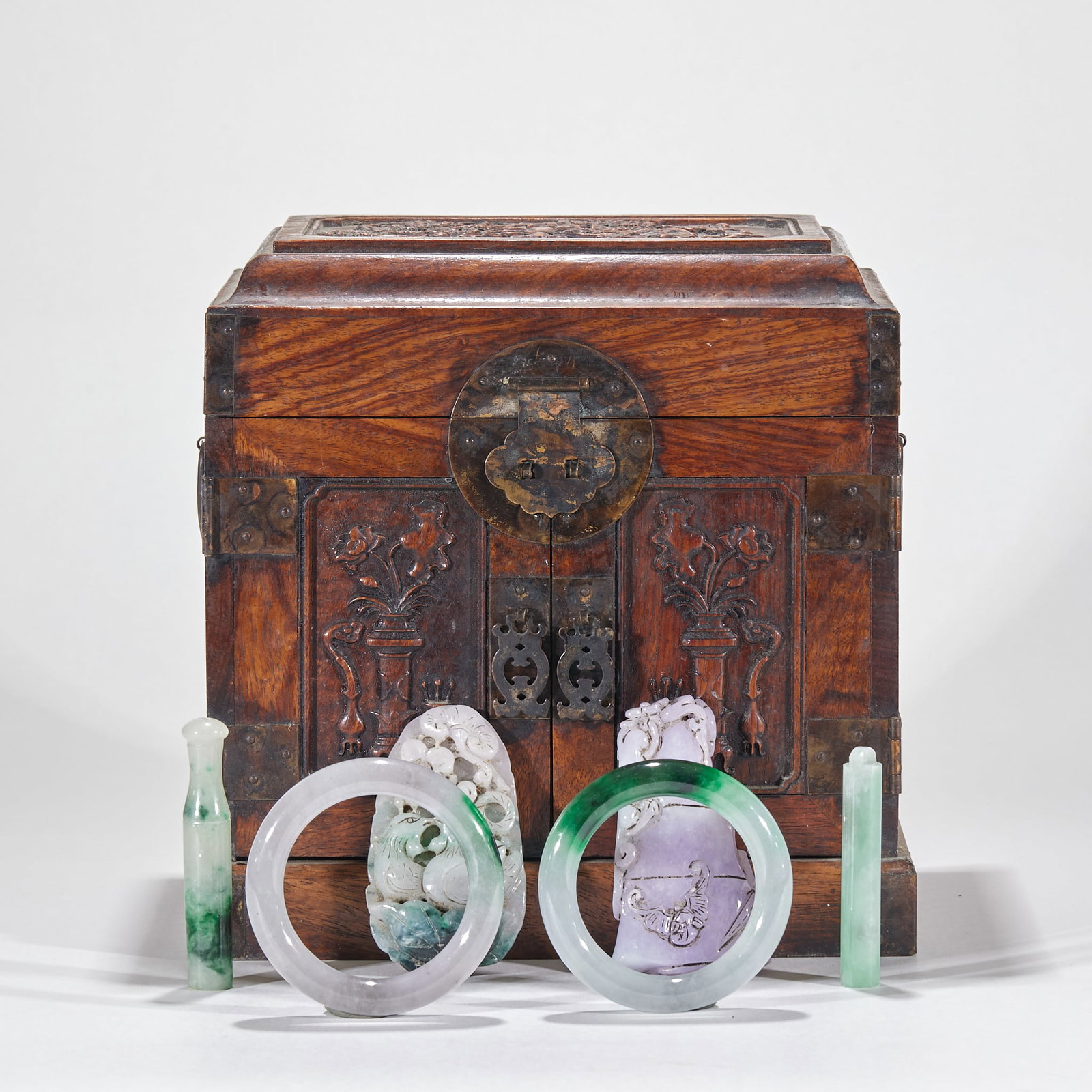 MultiTreasure Box Containing Emerald Bangles and Handheld Ornaments (1 of 20)