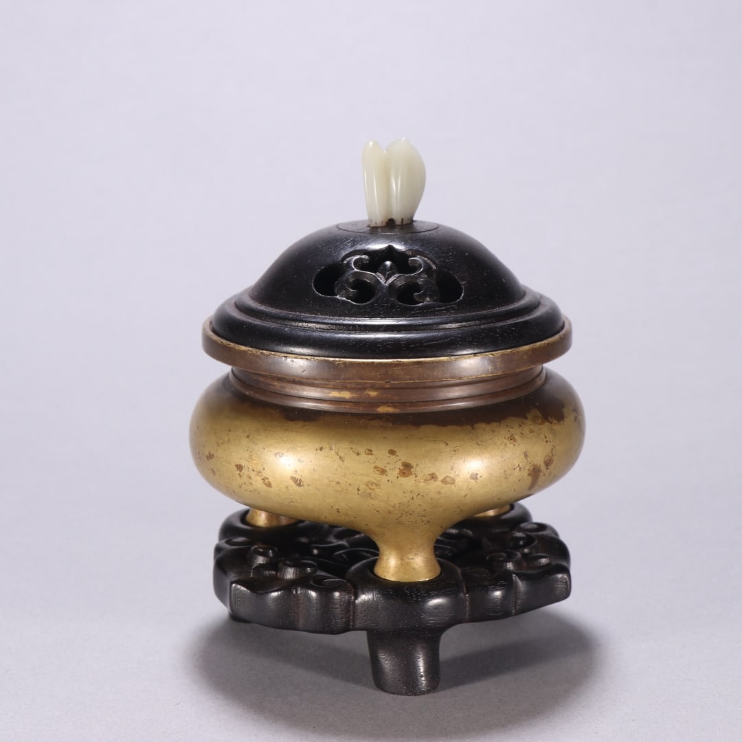 Bronze Tripod Incense Burner: Bronze Tripod Incense BurnerH 11.2 cm, W 9 cm