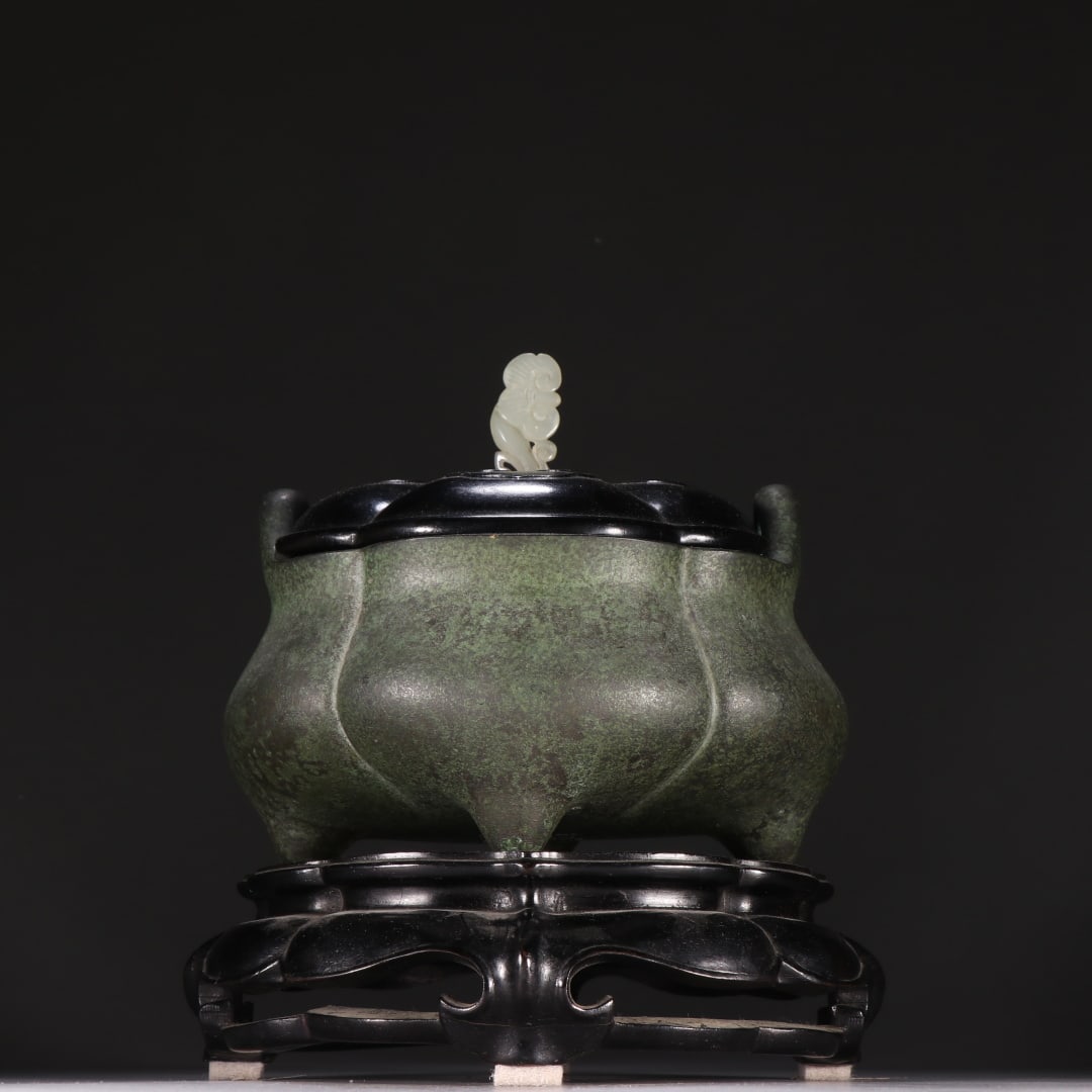 BegoniaShaped Bronze Incense Burner, Marked Ancient Rare Treasure: BegoniaShaped Bronze Incense Burner, Marked Ancient Rare TreasureH 18.3 cm, W 15 cm