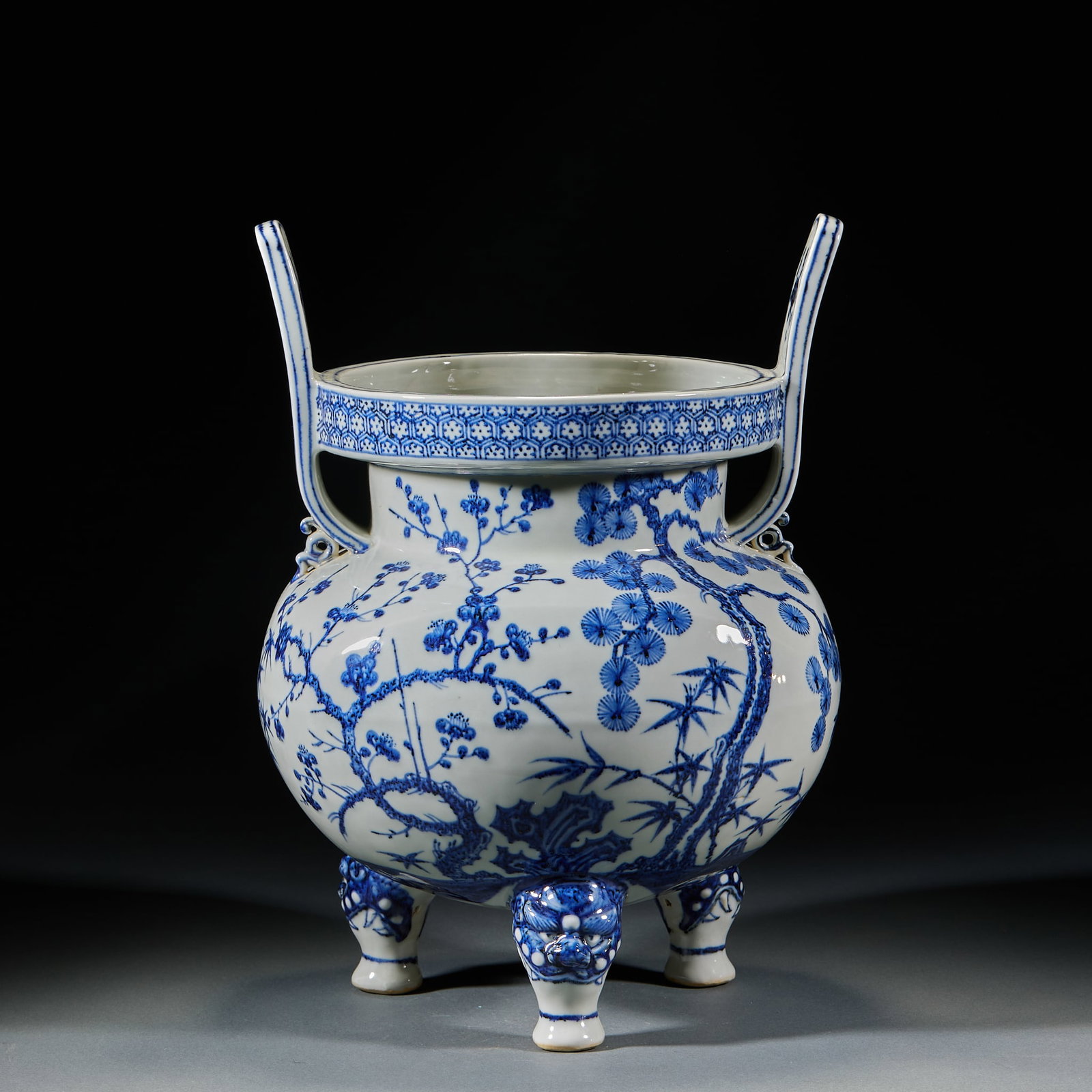 Blue and White Tripod Incense Burner with Floral Patterns: Blue and White Tripod Incense Burner with Floral PatternsH 35.5 cm, Diam. 23 cm