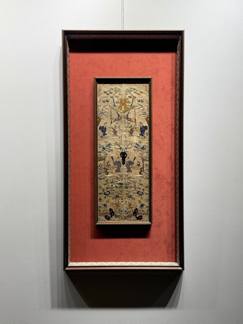 Qing Suzhou Embroidery Hanging Screen with Narrative Figure Scenes: Qing Suzhou Embroidery Hanging Screen with Narrative Figure ScenesH 79 cm, W 40 cm