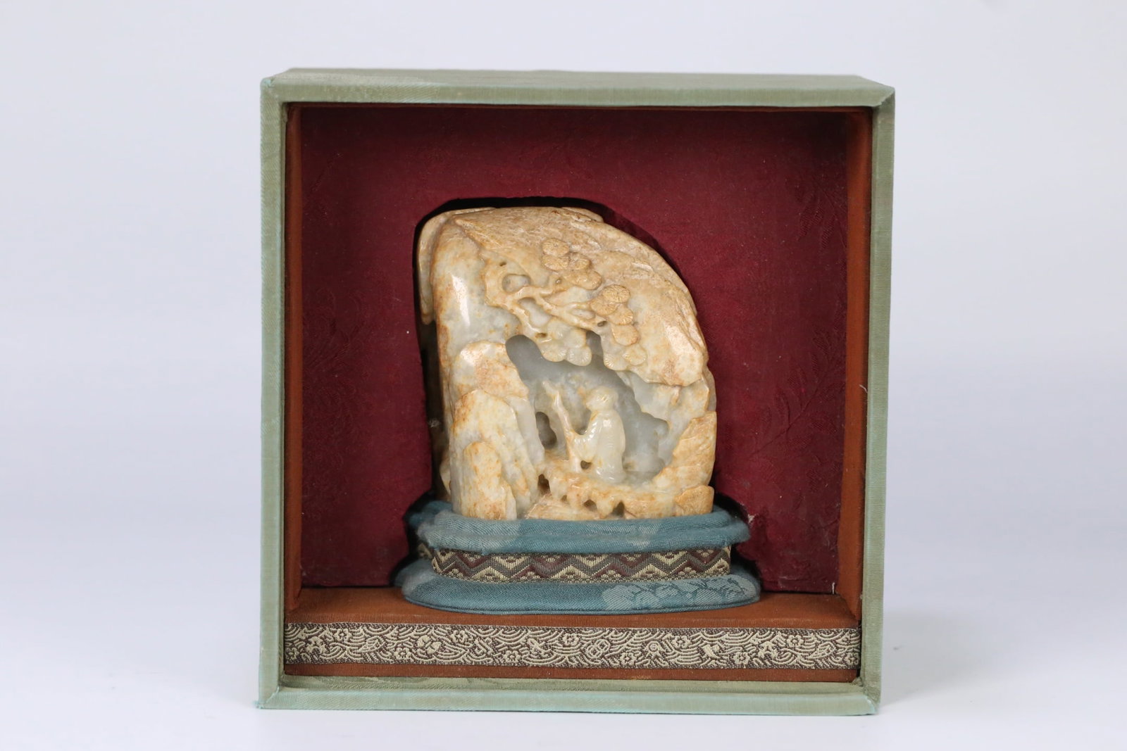 Qing Dynasty Hetian Jade Pebble Carved Mountain Ornament with Narrative Figure Scenes: Qing Dynasty Hetian Jade Pebble Carved Mountain Ornament with Narrative Figure ScenesH 9.5 cm, L 8.5 cm, W 7.5 cm