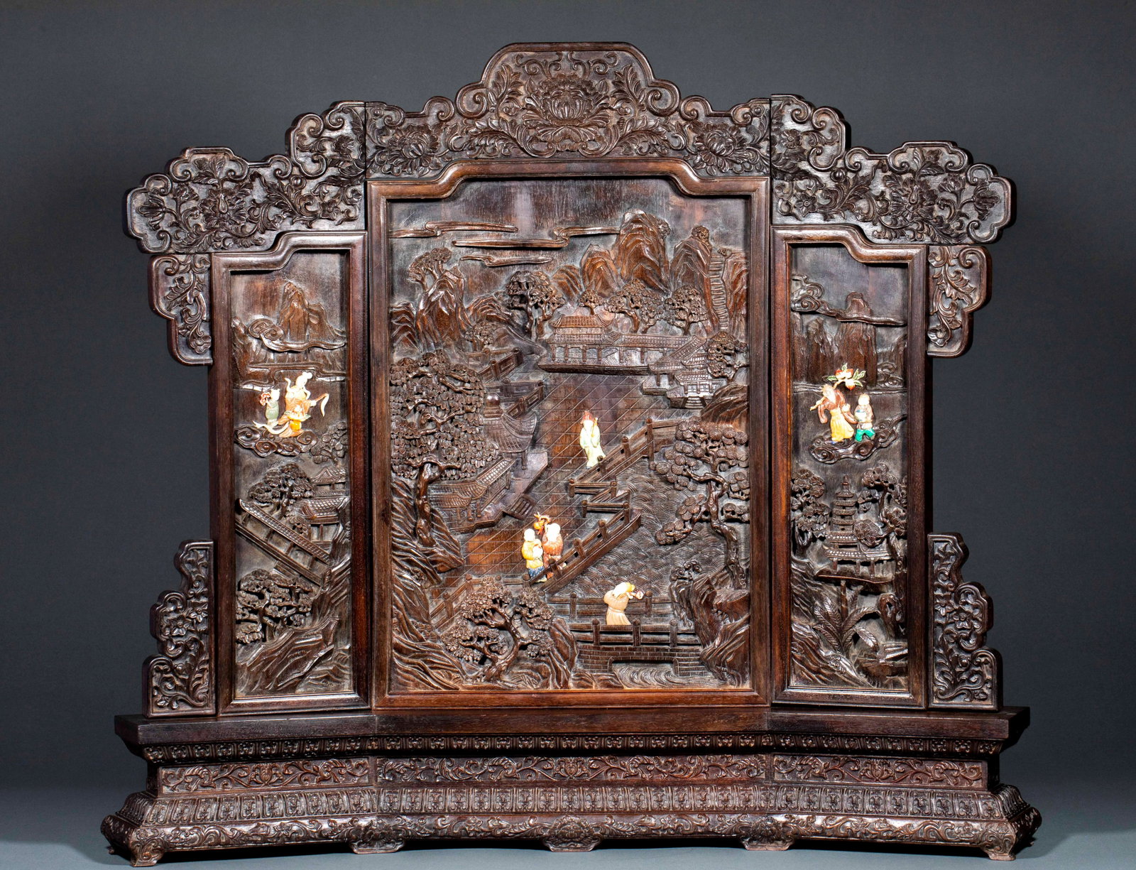 Small Leaf Sandalwood Screen Inlaid with Jade Panels of Courtyard Figures, Symbolizing Steady: Small Leaf Sandalwood Screen Inlaid with Jade Panels of Courtyard Figures, Symbolizing Steady PromotionH 62.5 cm, L 63.5 cm, W 9.5 cm