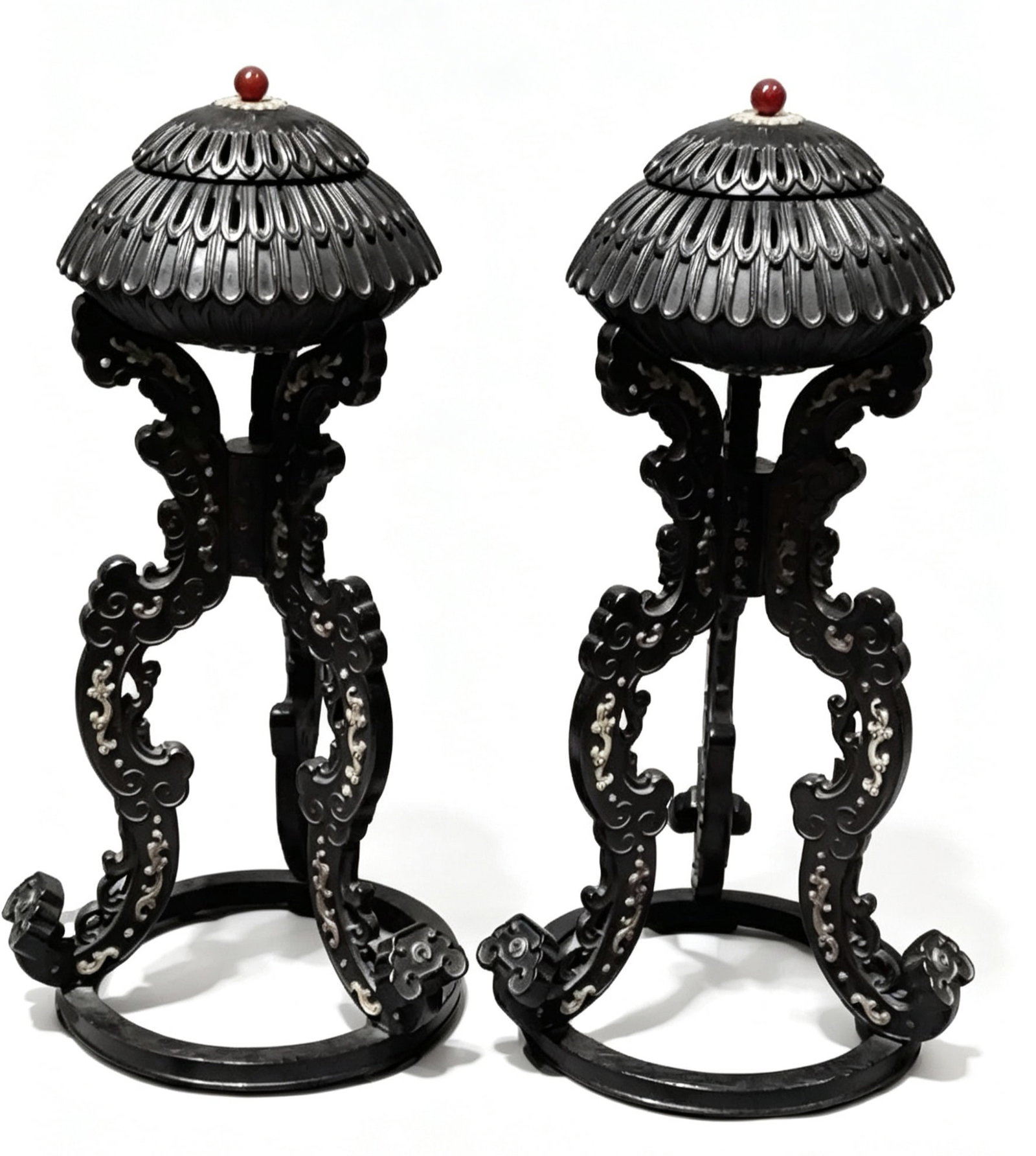 Pair of Imperial Court Incense Burners with Interlocking Lotus Scrolls: Pair of Imperial Court Incense Burners with Interlocking Lotus ScrollsH 30 cm, Diam. 16 cm