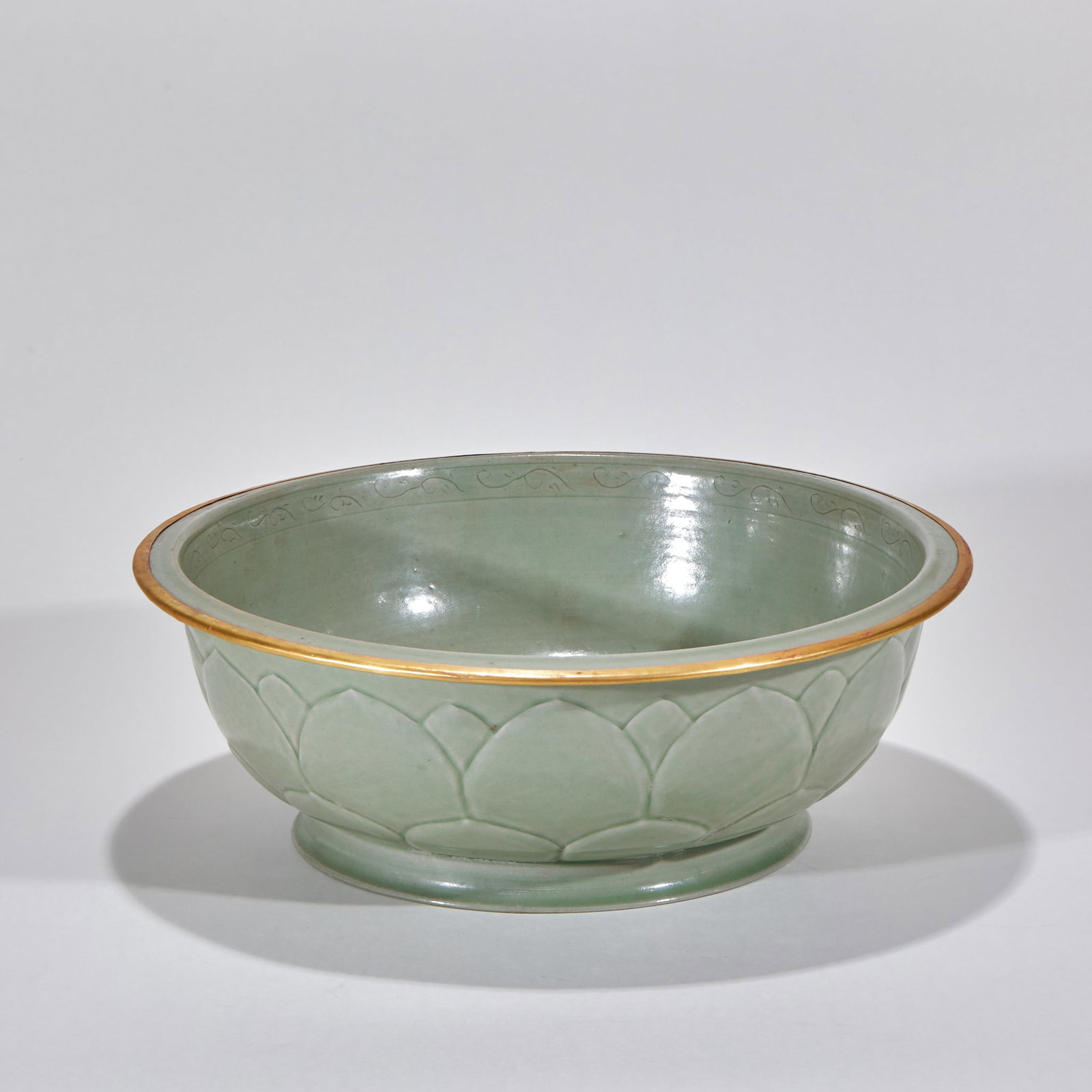 Yue Kiln Appreciation Plate with Gilt Rim, Twin Dragons Chasing the Pearl Motif (1 of 6)