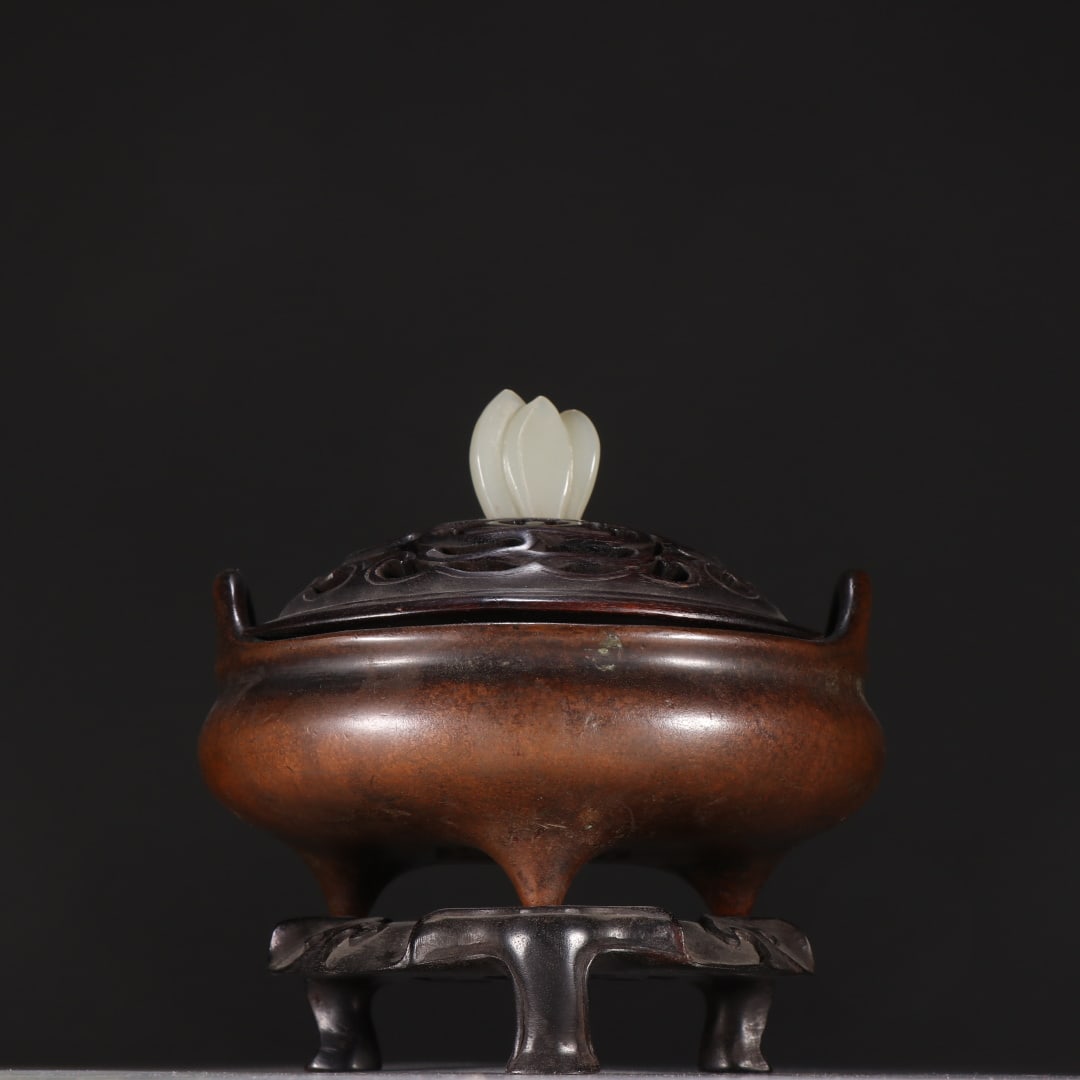 Bronze Tripod Incense Burner: Bronze Tripod Incense BurnerH 15 cm, W 13.5 cm