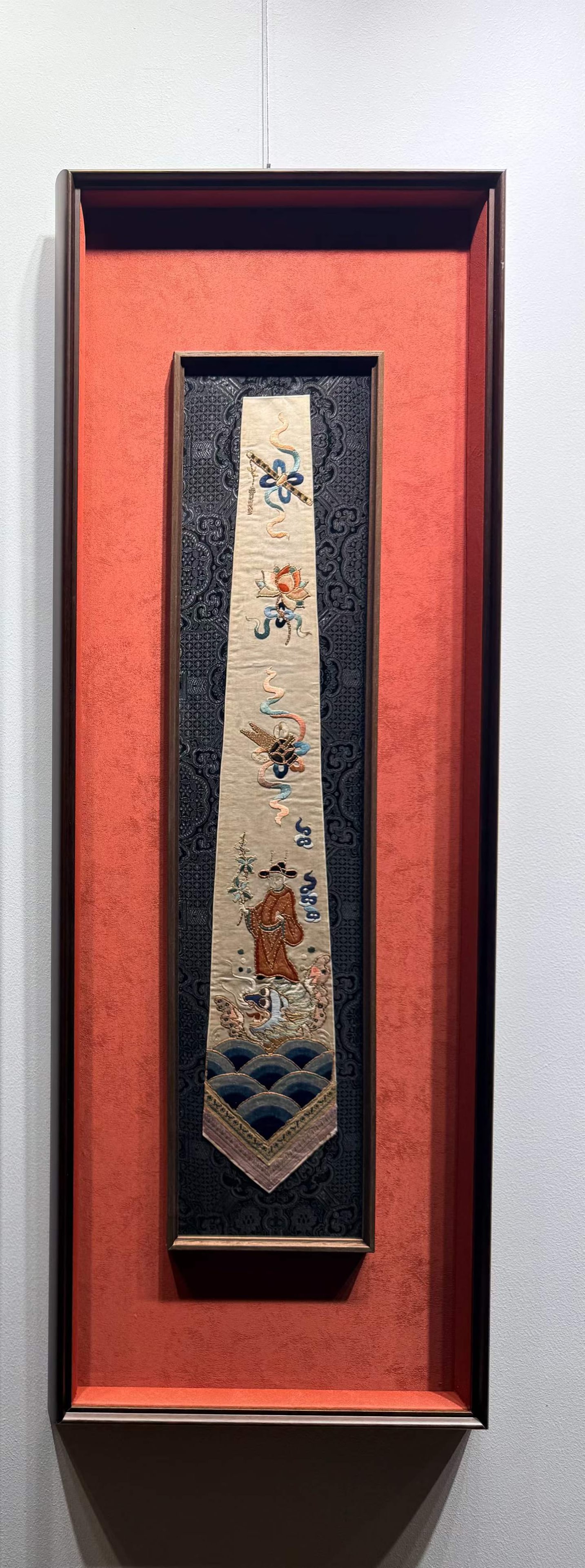 Qing Suzhou Embroidery Panel Standing Alone atop the Dragon Head (Top Rank): Qing Suzhou Embroidery Panel Standing Alone atop the Dragon Head (Top Rank)L 113 cm, W 39 cm