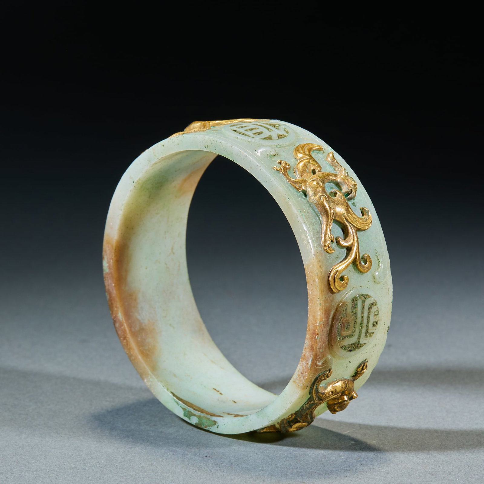 GoldInlaid Jade Armband: GoldInlaid Jade ArmbandH 3 cm, Inner Diam. 8 cm