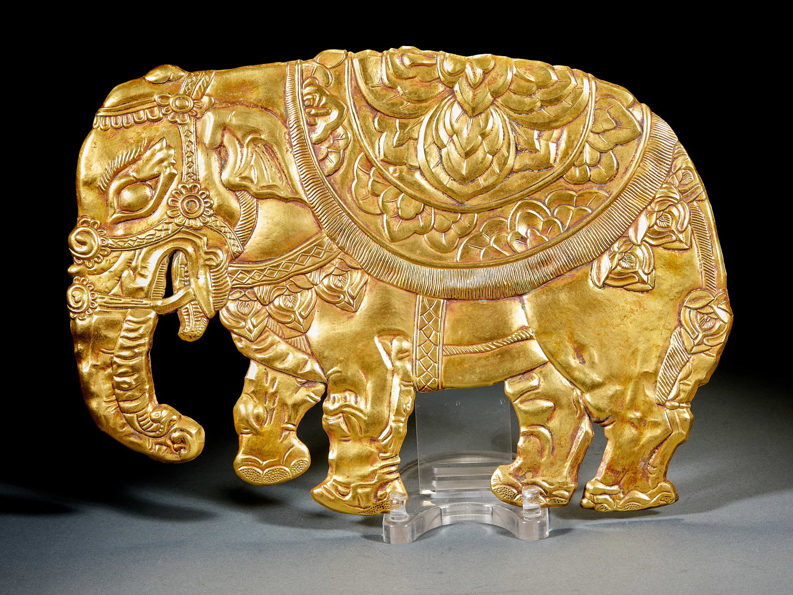 Gold Elephant Sculpture: Gold Elephant SculptureL 45 cm, W 32 cm